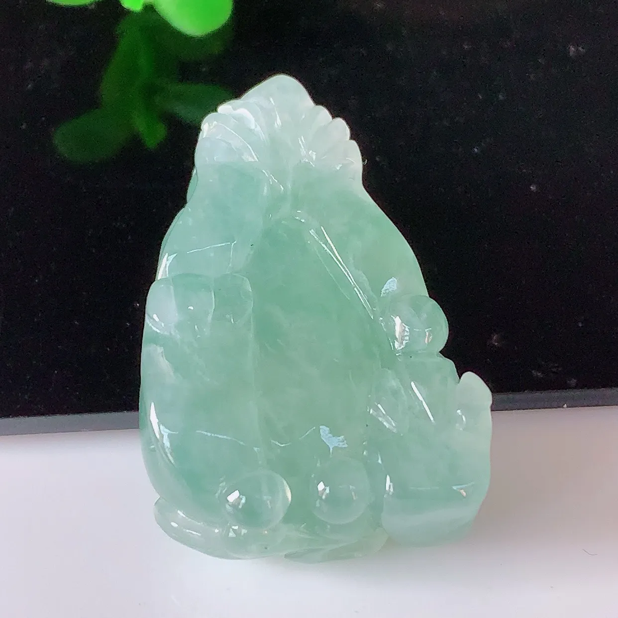自然光实拍，冰润冰飘绿翡翠招财貔貅吊坠，民间有“一摸貔貅运程旺盛，再摸貔貅财运滚滚，三摸貔貅平步青云 ”的美好祝愿。#46.24