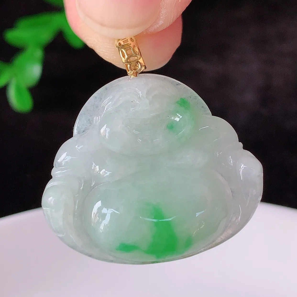 自然光实拍，18K金镶嵌冰润冰糯种飘阳绿翡翠佛公吊坠，饱满， 佛公亦保平安，寓意有福（佛公）相伴，配戴优雅迷人！#35.24