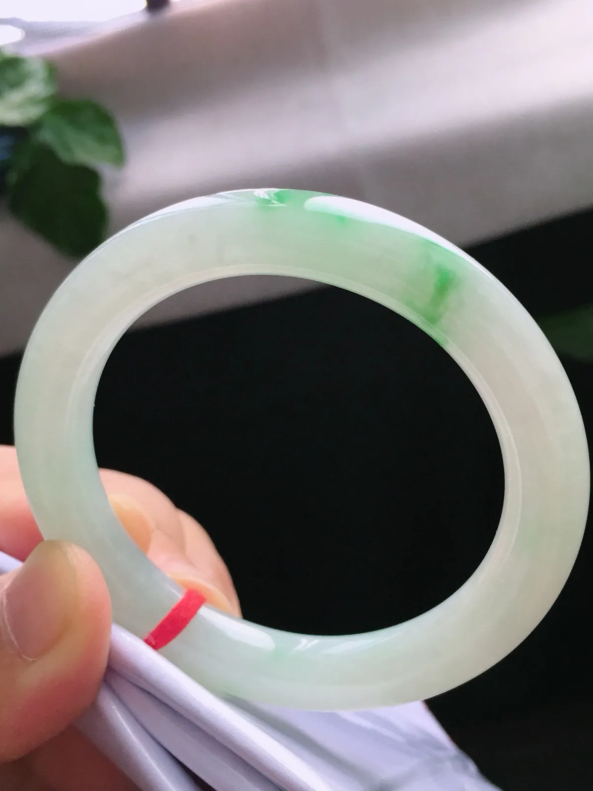 圈口55.2，圆条手镯，飘色花，玉质水润细腻，尺寸55.2-10.5-9.3mm