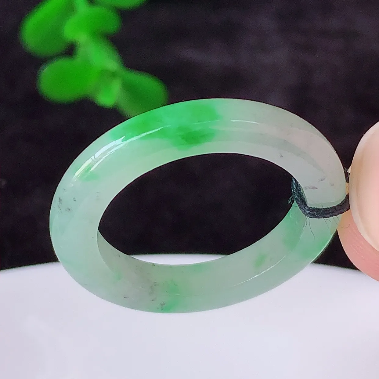 自然光实拍，冰润冰飘阳绿17.5mm内径翡翠指环，玉戒指，玉质莹润，好精美好冰润的指环，15圈口，上手纤巧！#00.24