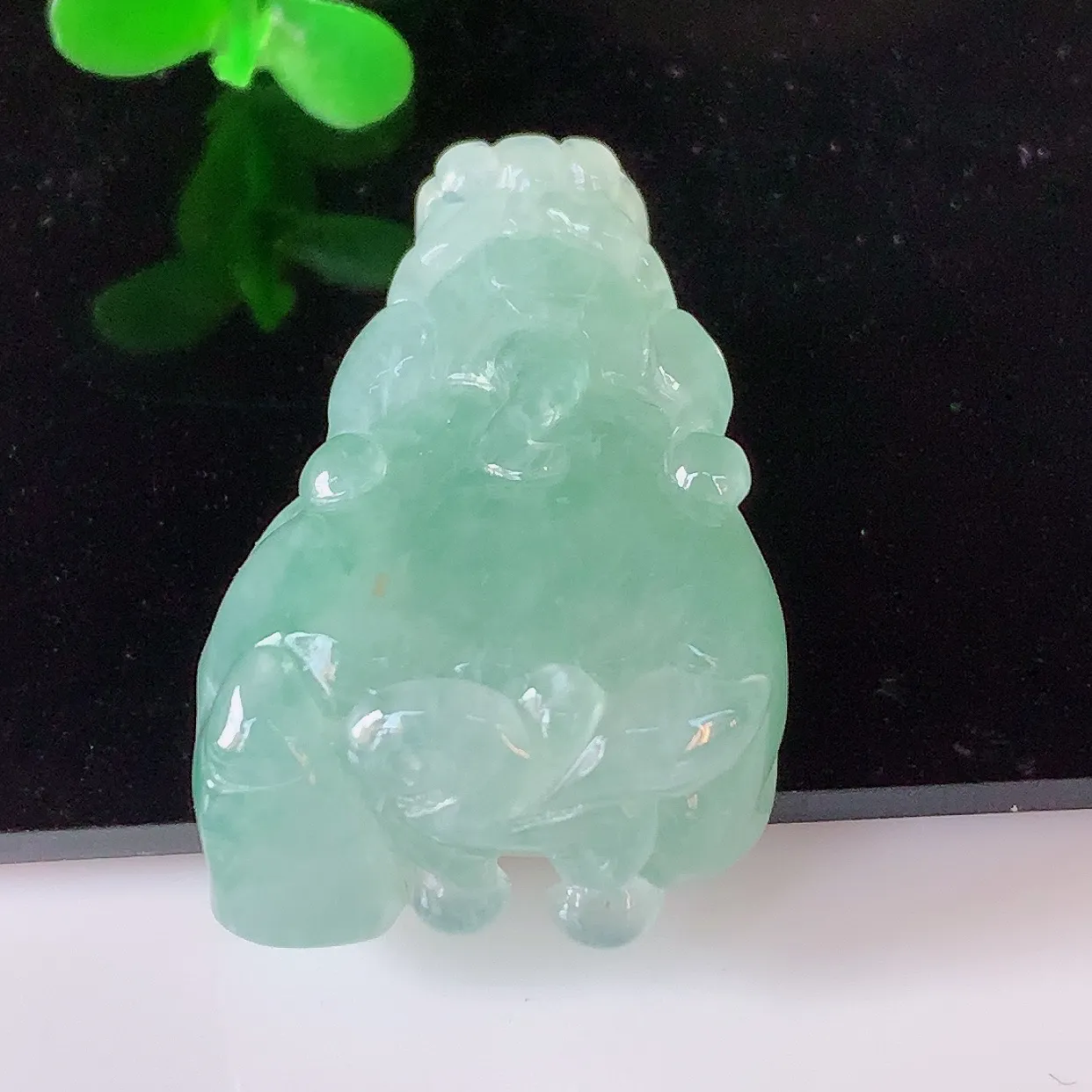 自然光实拍，冰润冰飘绿翡翠招财貔貅吊坠，民间有“一摸貔貅运程旺盛，再摸貔貅财运滚滚，三摸貔貅平步青云