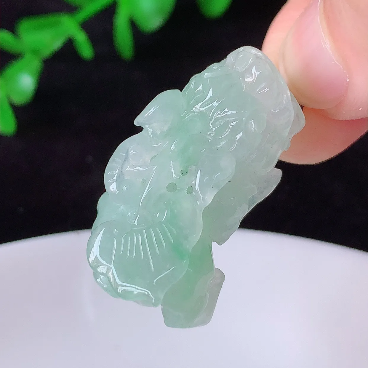 自然光实拍，冰润冰糯种飘绿翡翠招财貔貅吊坠，民间有“一摸貔貅运程旺盛，再摸貔貅财运滚滚，三摸貔貅平步青云 ”的美好祝愿。#57.24