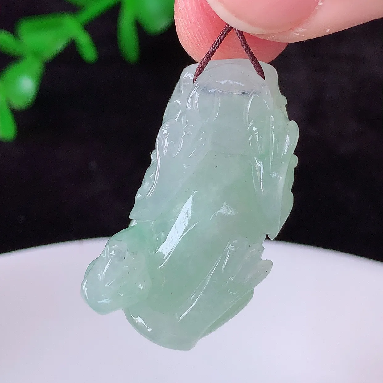 自然光实拍，冰润冰糯种飘绿翡翠招财貔貅吊坠，民间有“一摸貔貅运程旺盛，再摸貔貅财运滚滚，三摸貔貅平步青云 ”的美好祝愿。#57.24