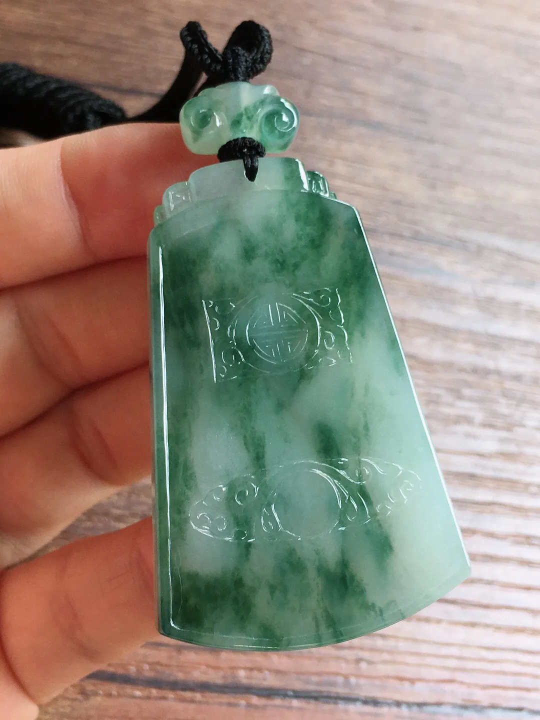 冰飘花无事牌，冰润细腻，厚装种老，种水好，整体尺寸55.2*34.3*6.3