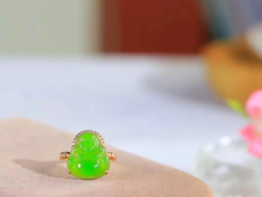 【金镶玉.弥勒笑佛.戒指】 

精品和田玉碧玉弥勒佛戒指，18k金镶嵌，玉质温润细腻，油性十足，