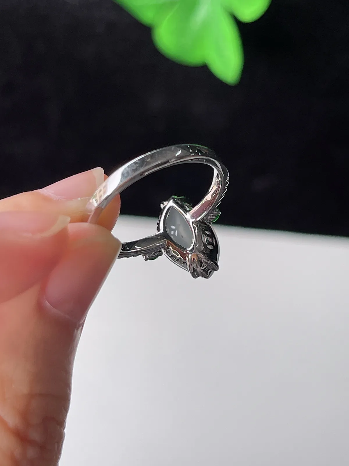 翡翠冰种白色随型戒指