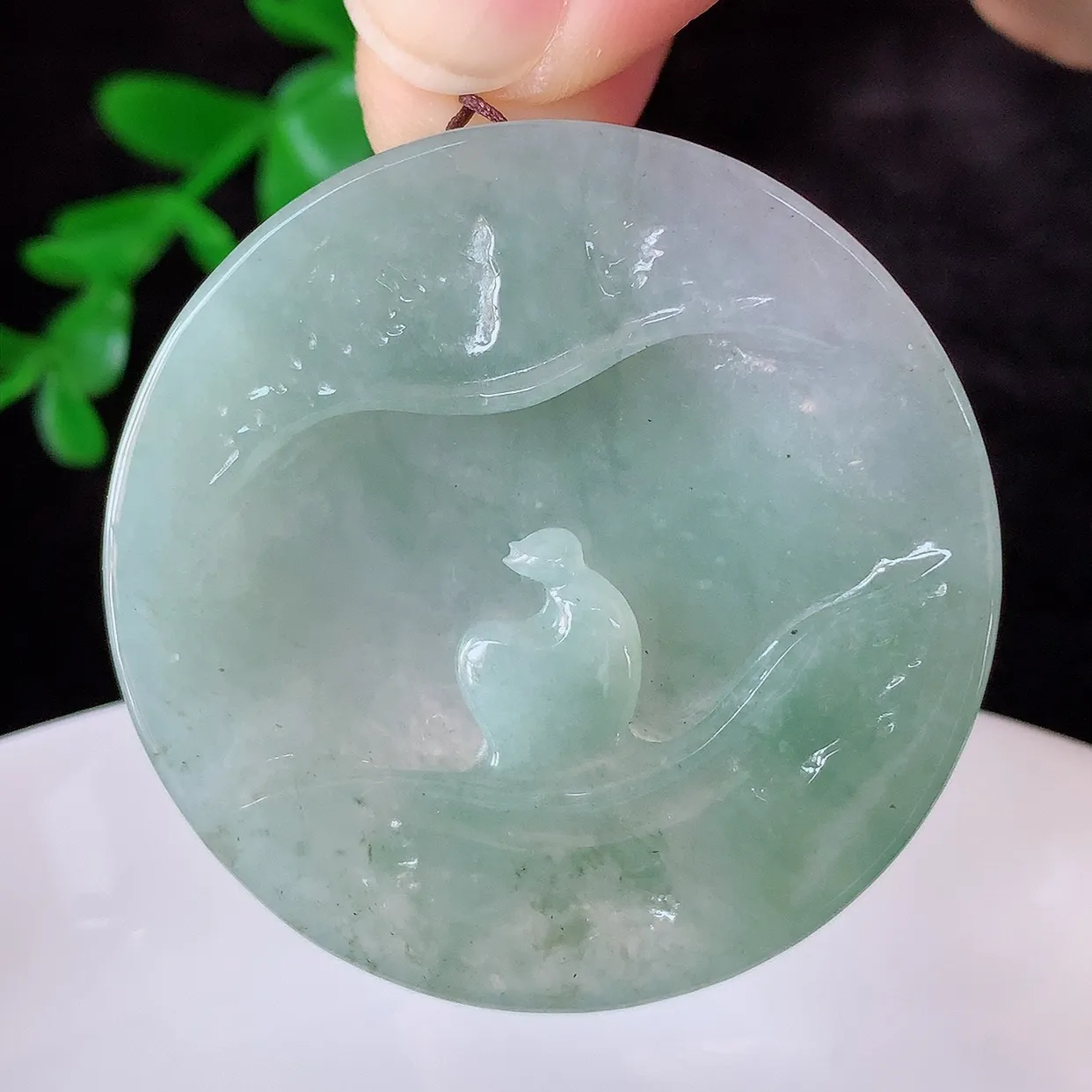 自然光实拍，冰润冰糯种飘绿翡翠悟道吊坠，翡翠悟道寓意“祥和，安宁，吉祥，幸福”，佩戴效果优雅迷人，性