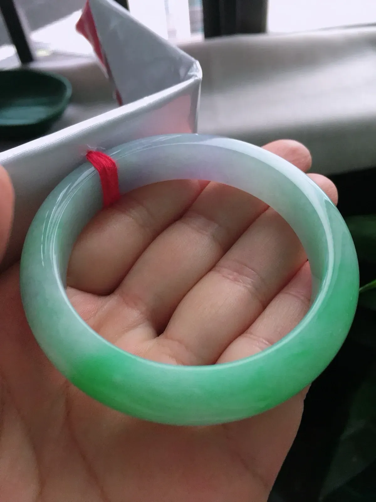 圈口57.3，正圈手镯，玉质冰润细腻，色泽鲜艳，尺寸57.3-13.2-8.6mm