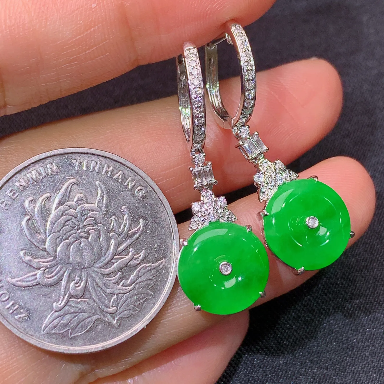 阳绿平安扣耳坠，18k金镶嵌，简约时尚，冰润色阳，种水足 尺寸10.7*2