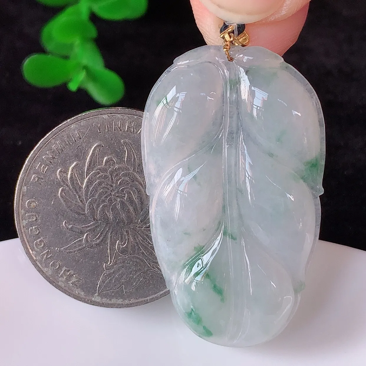 自然光实拍，18K金镶嵌冰种飘花翡翠叶子吊坠，寓意“大业有成，一夜成名，金枝玉叶”水润叶子，翡翠叶子，清秀高雅，性价比超值！#49.24