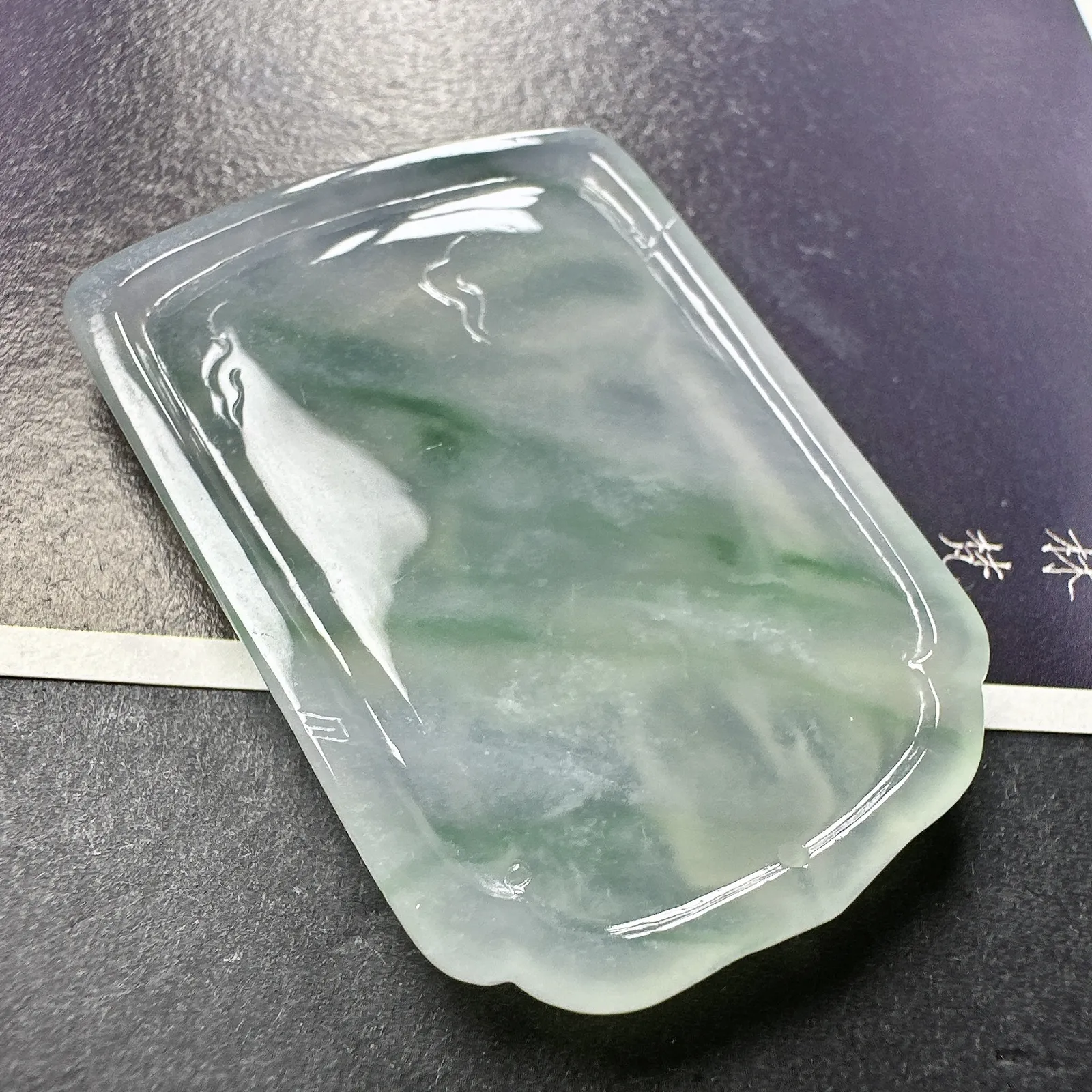 【冰种飘花大日如来佛牌】质地细腻，通透度上佳，冰感十足。