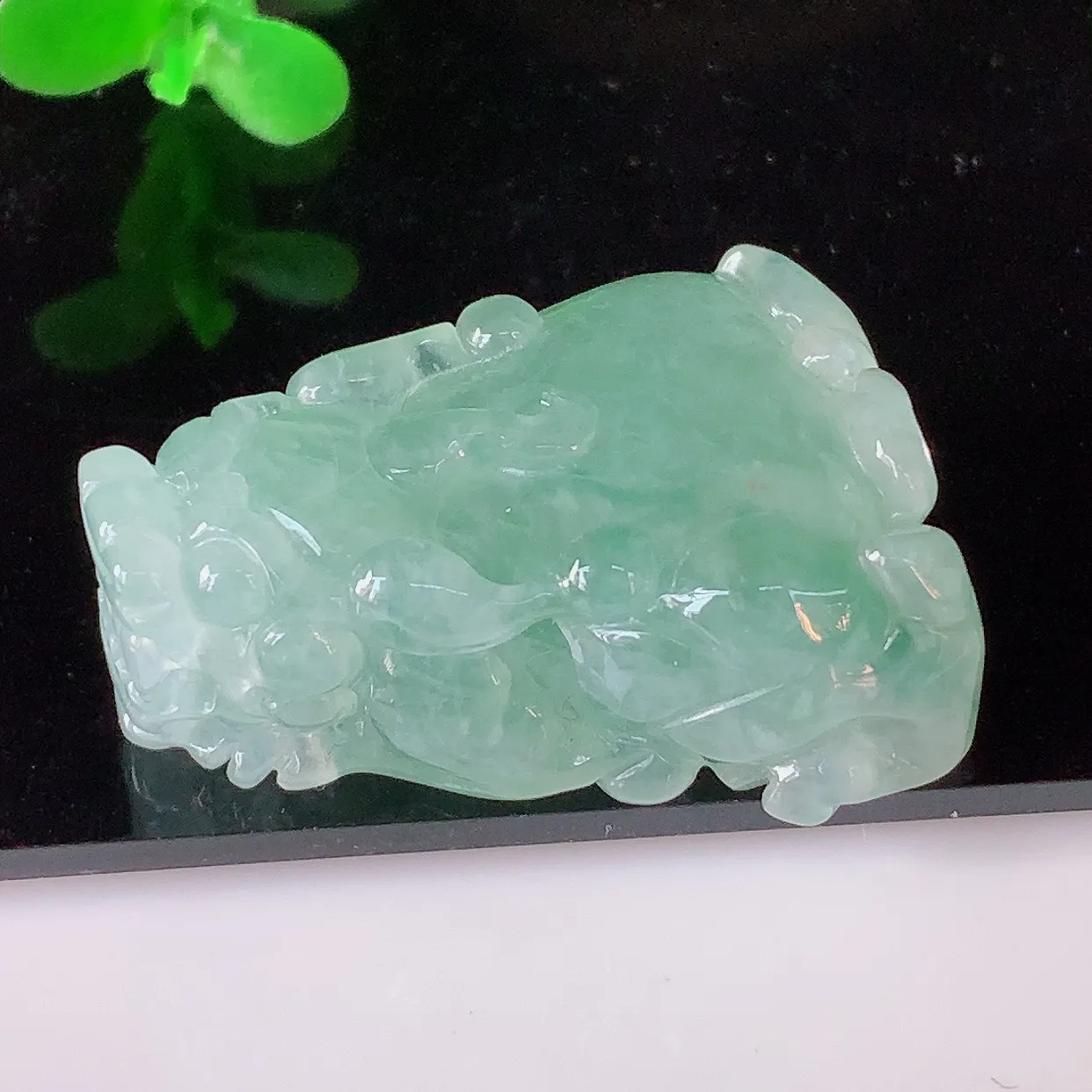 自然光实拍，冰润冰飘绿翡翠招财貔貅吊坠，民间有“一摸貔貅运程旺盛，再摸貔貅财运滚滚，三摸貔貅平步青云 ”的美好祝愿。#46.24