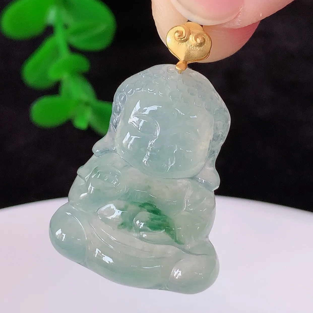 自然光实拍，18k金镶嵌冰种飘花翡翠宝宝佛吊坠，沁人心脾，精致典雅的设计，为佩戴者，增添色彩，送礼自留都是佳品选择！#01.24整体31*裸石25.6*20*6