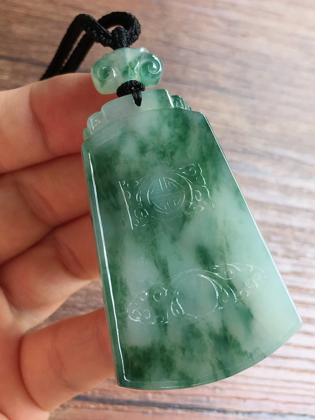 冰飘花无事牌，冰润细腻，厚装种老，种水好，整体尺寸55.2*34.3*6.3
