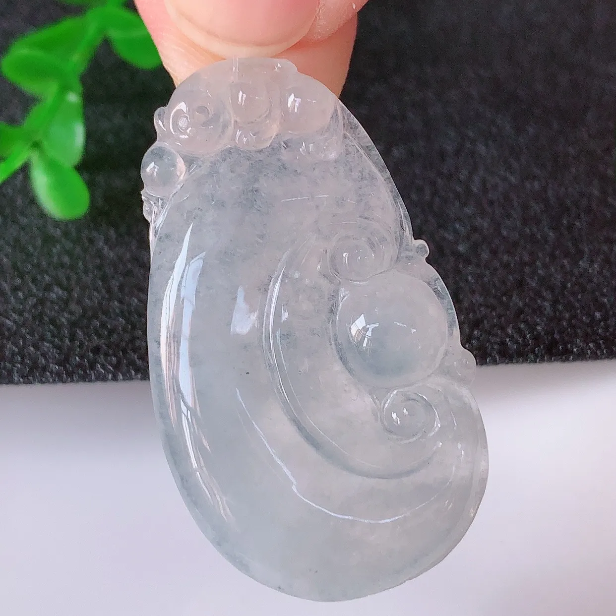 自然光实拍，冰种翡翠如意吊坠，翡翠如意，上身效果非常美，饱满大气，工艺美，万事如意，如意一生 #49.24