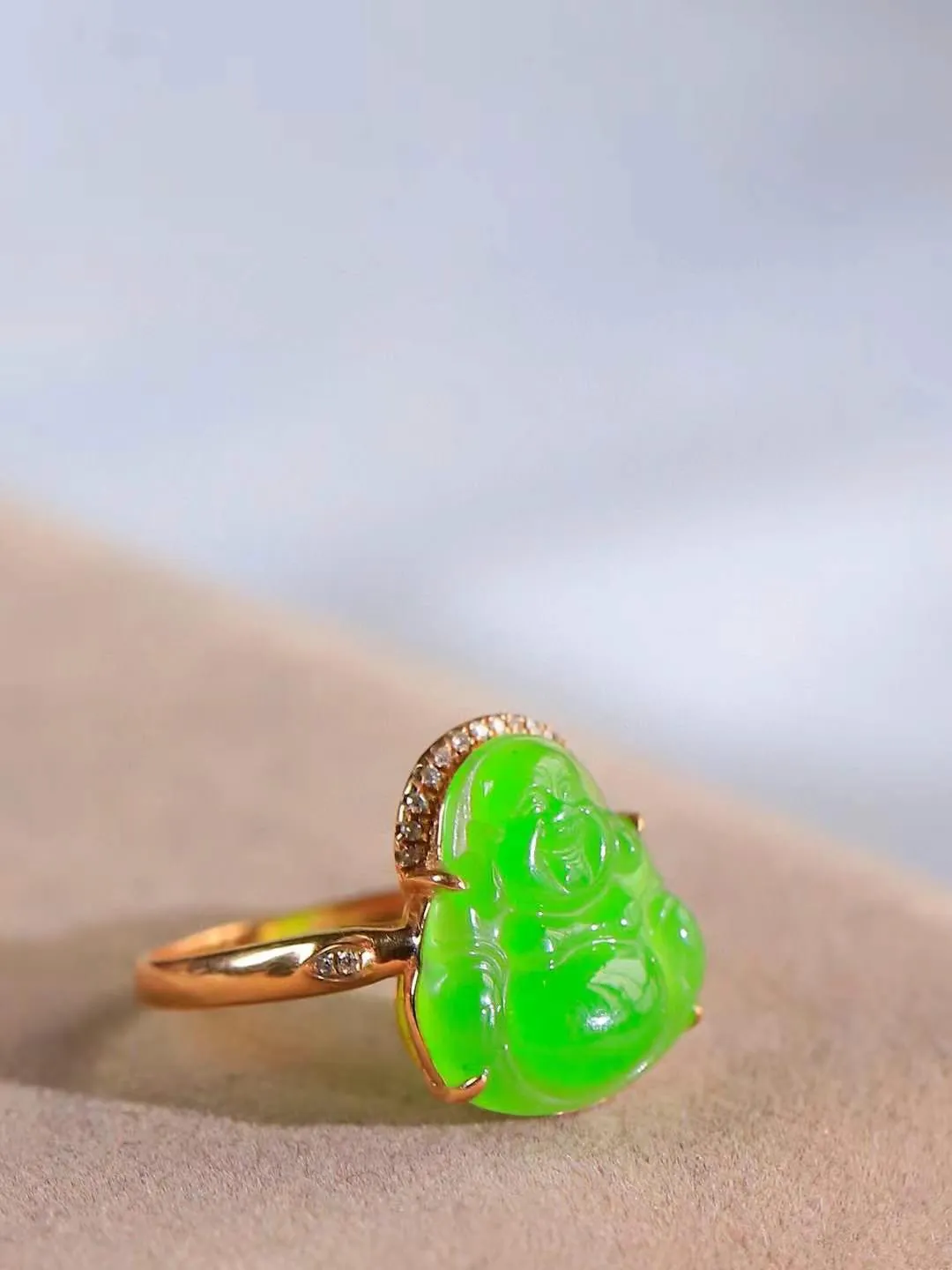 【金镶玉.弥勒笑佛.戒指】 

精品和田玉碧玉弥勒佛戒指，18k金镶嵌，玉质温润细腻，油性十足，