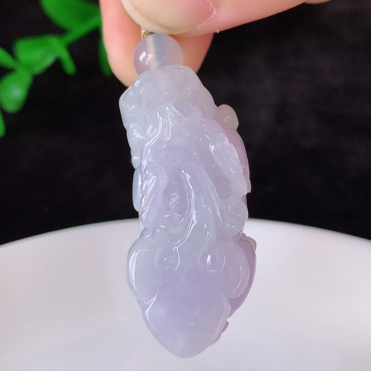 自然光实拍，冰润冰糯种紫罗兰翡翠招财貔貅吊坠，民间有“一摸貔貅运程旺盛，再摸貔貅财运滚滚，三摸貔貅平步青云 ”的美好祝愿。#57.24