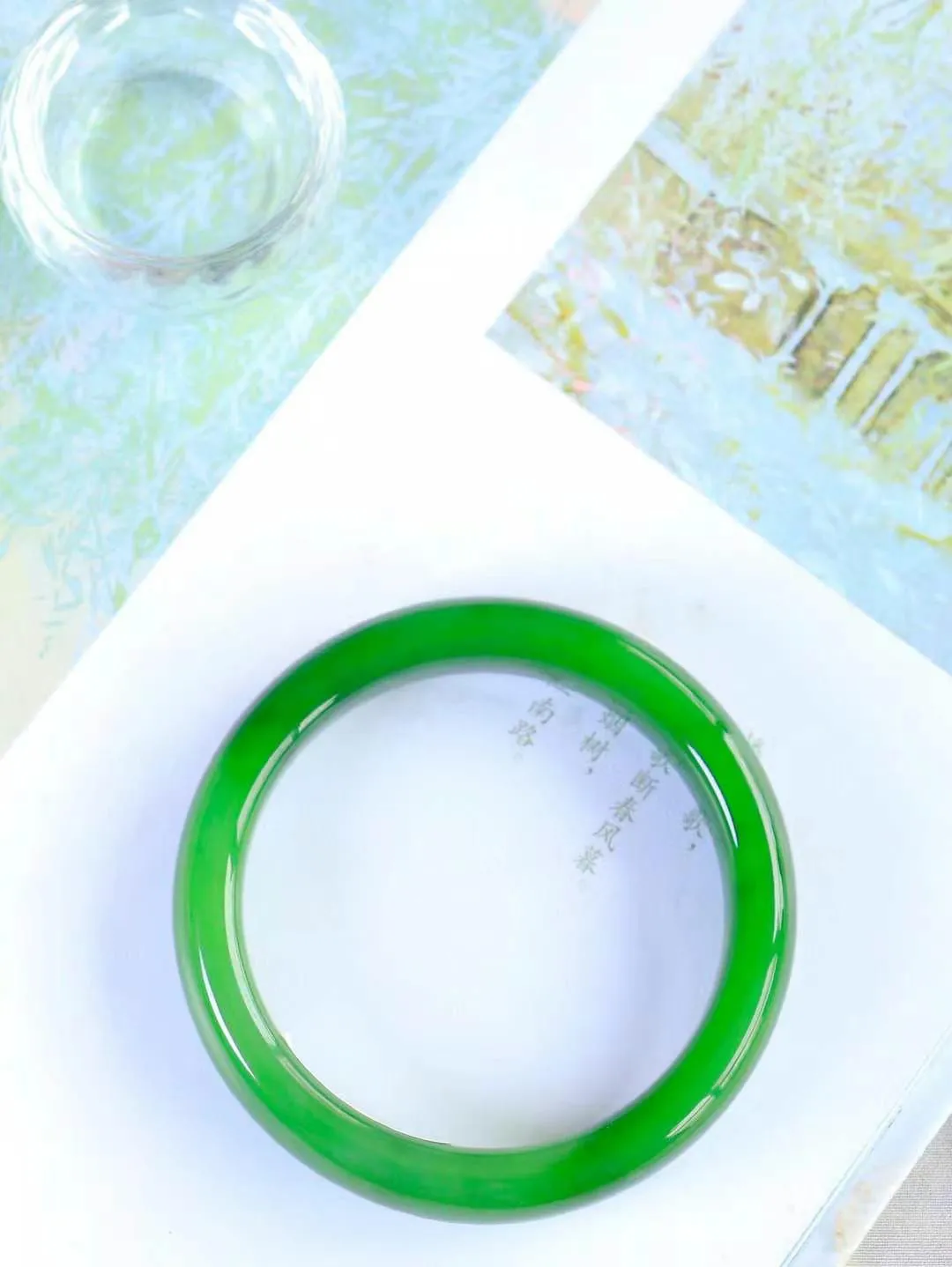 【悠悠芳华.镯】

精品和田玉碧玉手镯 玉质温润 青葱岁月，尽收腕中，婉转流畅，凝岁月悠长。盈一眸恬淡，挽一抹绿意。重44.7克 内径52.5mm尺寸12-7.8mm   86402958A