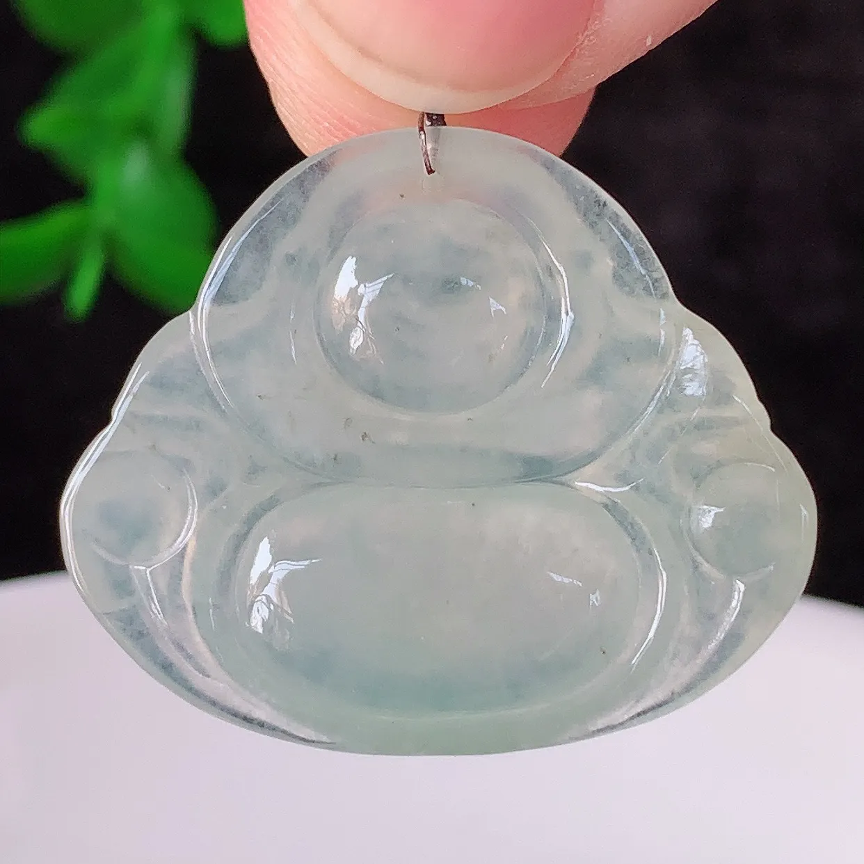 自然光实拍，冰润冰种翡翠佛公吊坠，饱满， 佛公亦保平安，寓意有福（佛公）相伴，配戴优雅迷人！#46.24