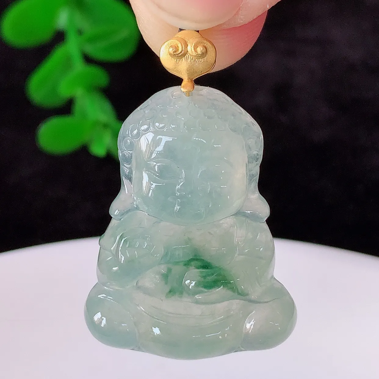 自然光实拍，18k金镶嵌冰种飘花翡翠宝宝佛吊坠，沁人心脾，精致典雅的设计，为佩戴者，增添色彩，送礼自