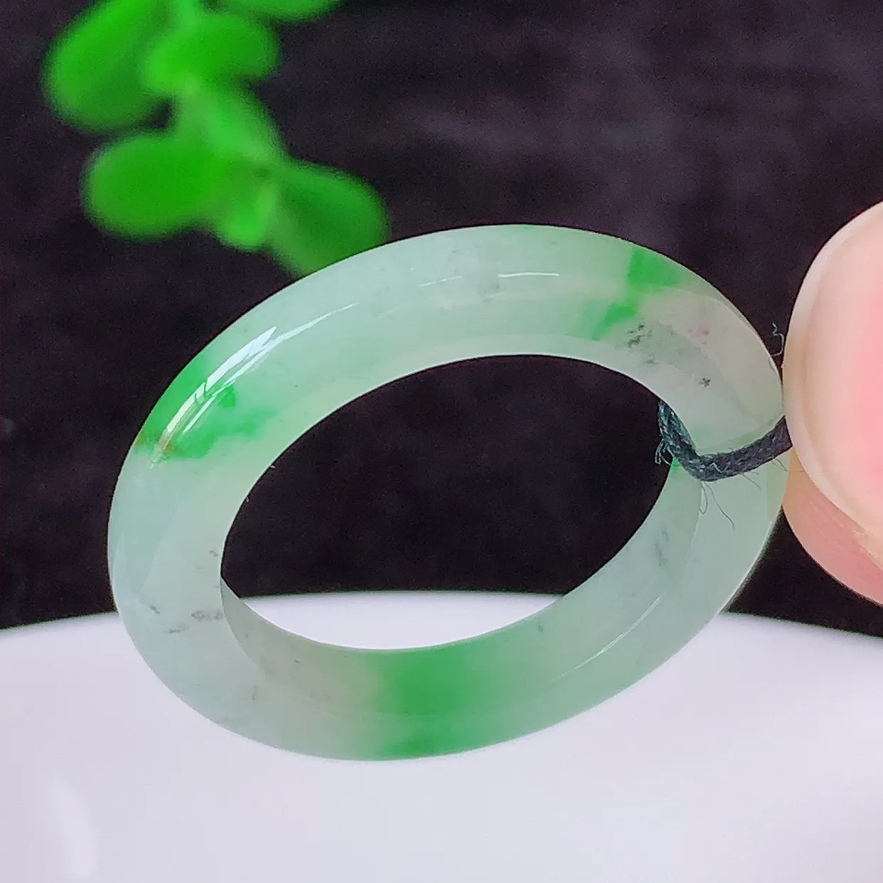 自然光实拍，冰润冰飘阳绿17.5mm内径翡翠指环，玉戒指，玉质莹润，好精美好冰润的指环，15圈口，上手纤巧！#00.24