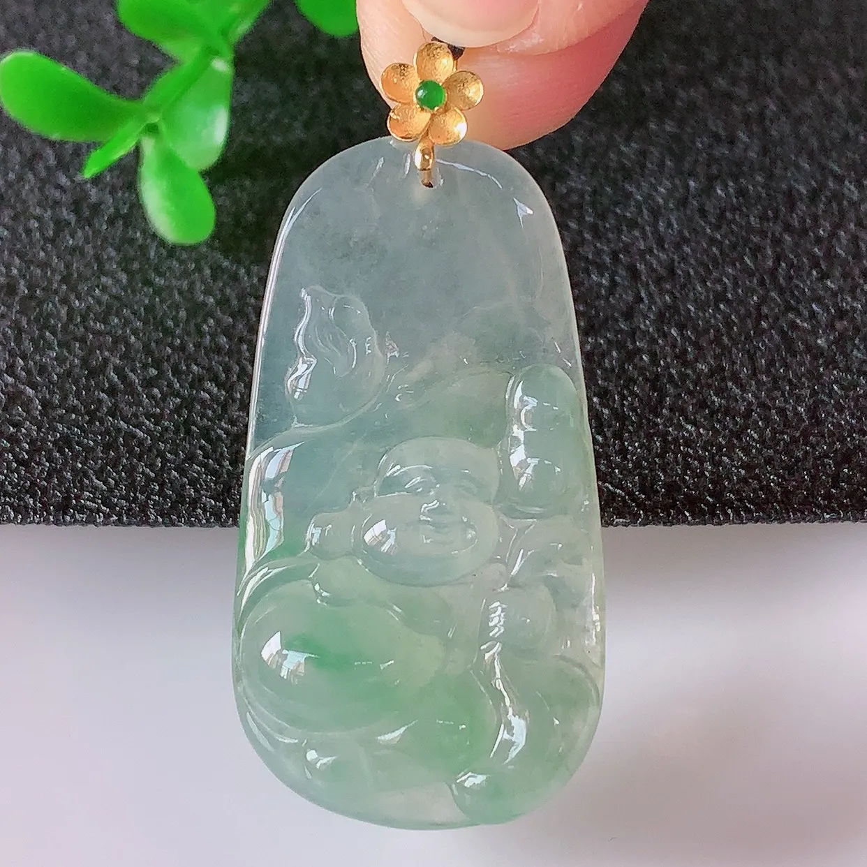 自然光实拍，18K金镶嵌冰种飘绿翡翠冰胶逍遥布袋佛吊坠，代代有钱，水足丰盈，盈满欢喜，配戴送礼佳品！#1.24整体39*裸石34.5*18.8*5.5