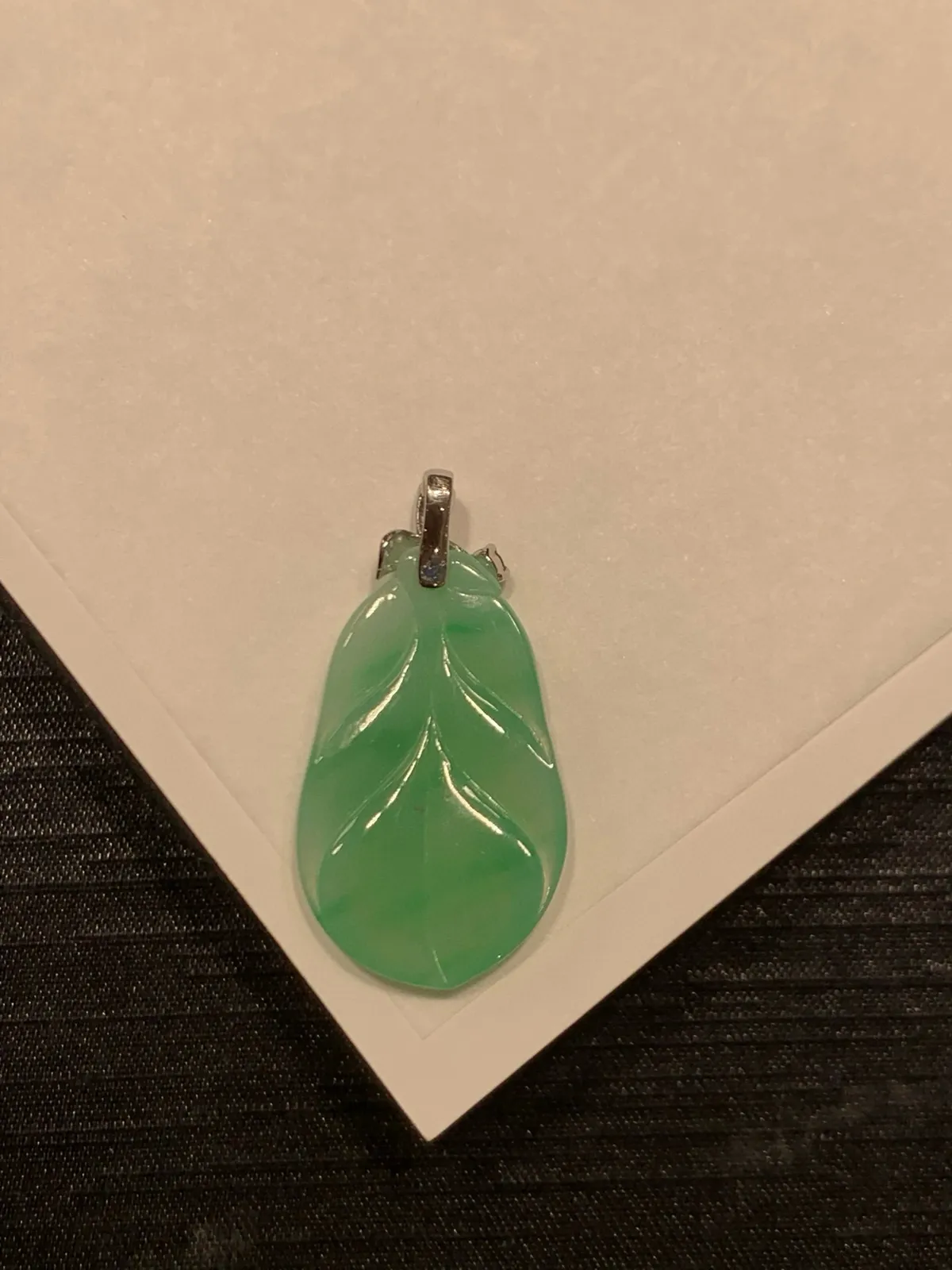 甜绿·叶子
甜甜润润的，如同糖果般的色彩，很难有人不爱这抹绿～
18k