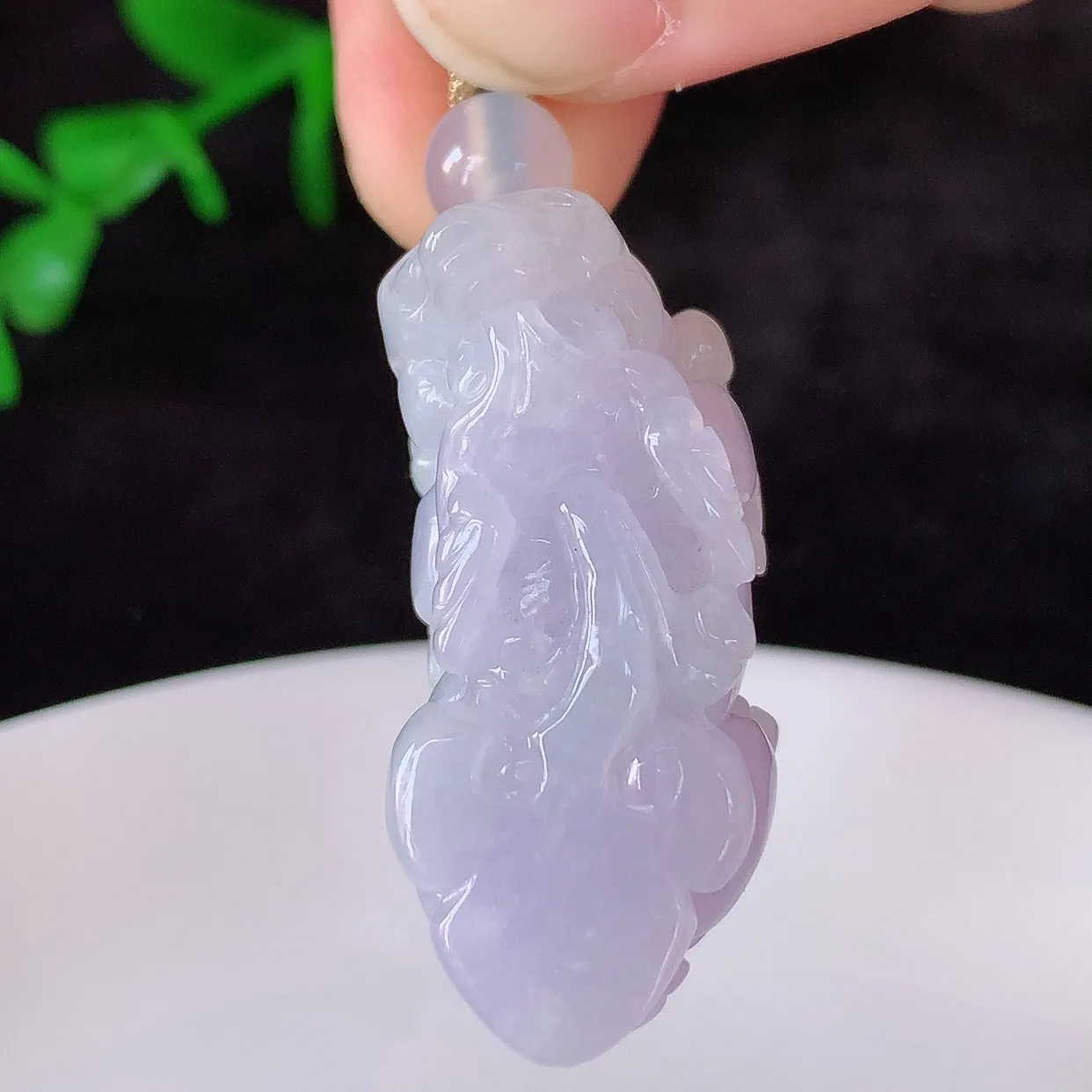 自然光实拍，冰润冰糯种紫罗兰翡翠招财貔貅吊坠，民间有“一摸貔貅运程旺盛，再摸貔貅财运滚滚，三摸貔貅平