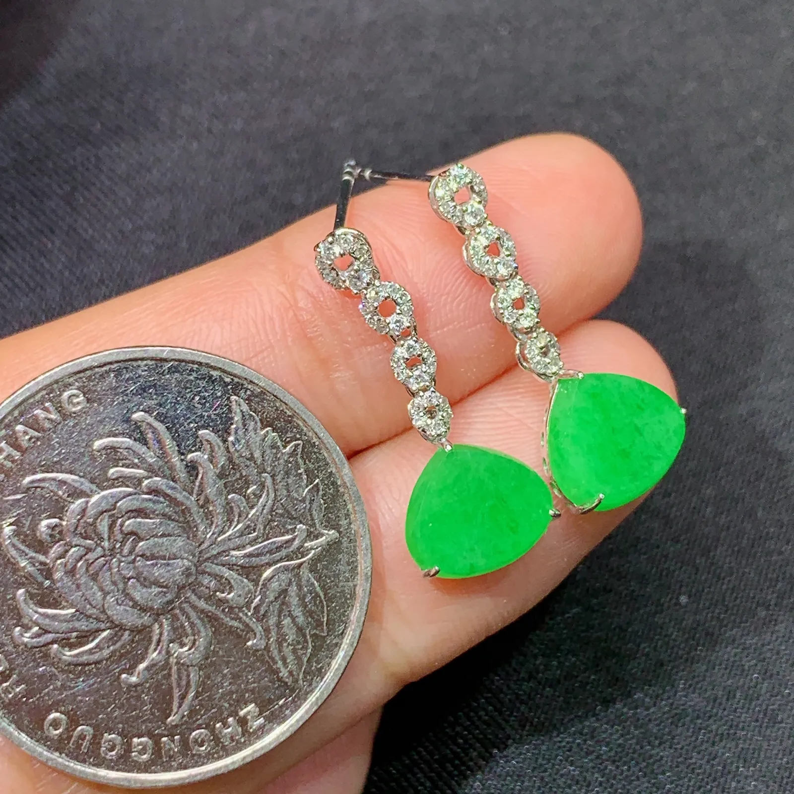 阳绿水滴耳坠，18k金镶嵌，简约时尚，冰润色阳，种水足 尺寸8.1*8.8*2