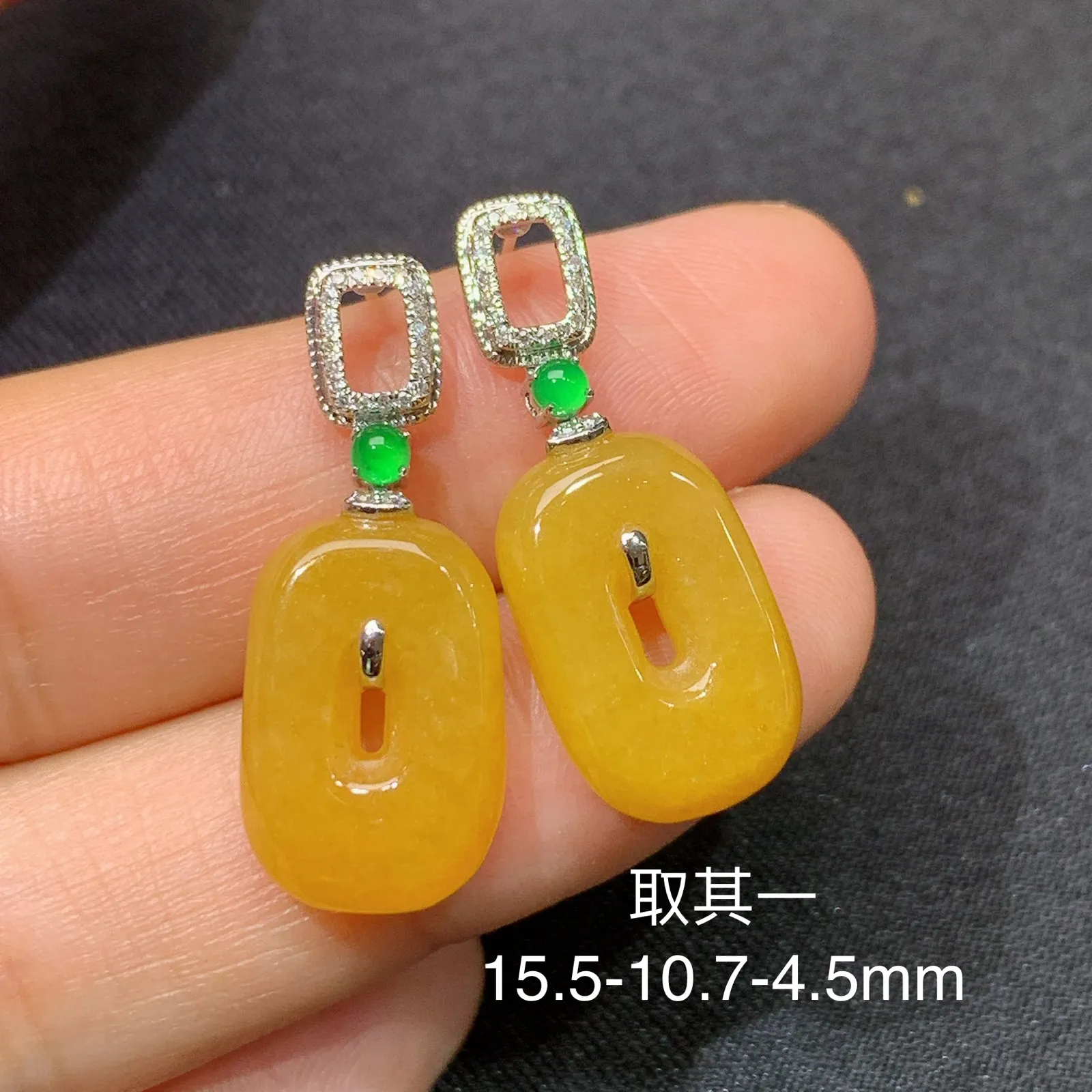 黄翡平扣耳坠，18k金镶嵌，色泽鲜艳，水色超佳 尺寸15.5*10.7*4.5