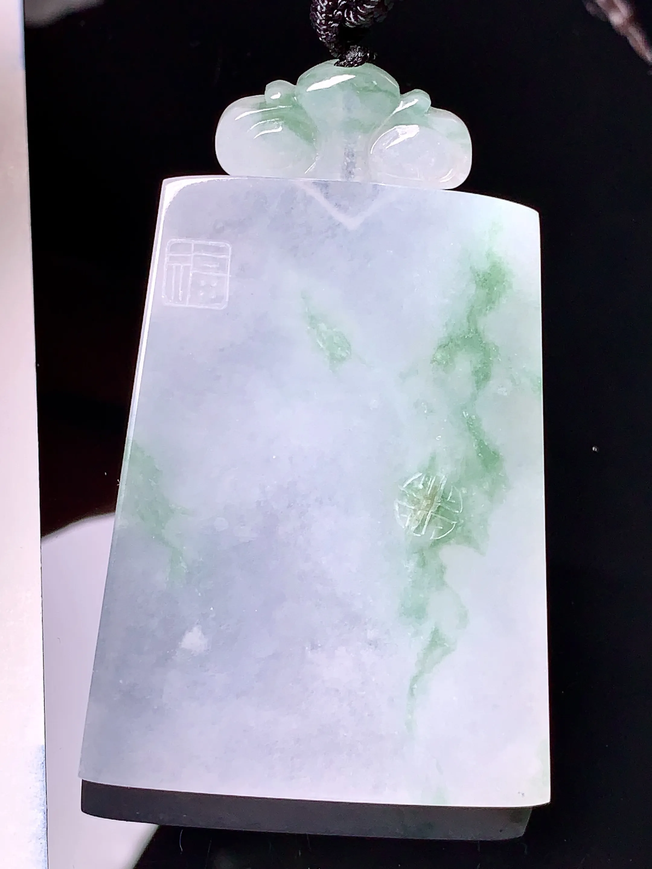 飘绿无事牌吊坠 玉质细腻 水润亮眼  整体尺寸45*33.5*5.2