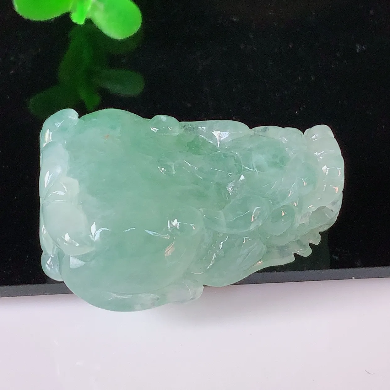 自然光实拍，冰润冰飘绿翡翠招财貔貅吊坠，民间有“一摸貔貅运程旺盛，再摸貔貅财运滚滚，三摸貔貅平步青云 ”的美好祝愿。#46.24