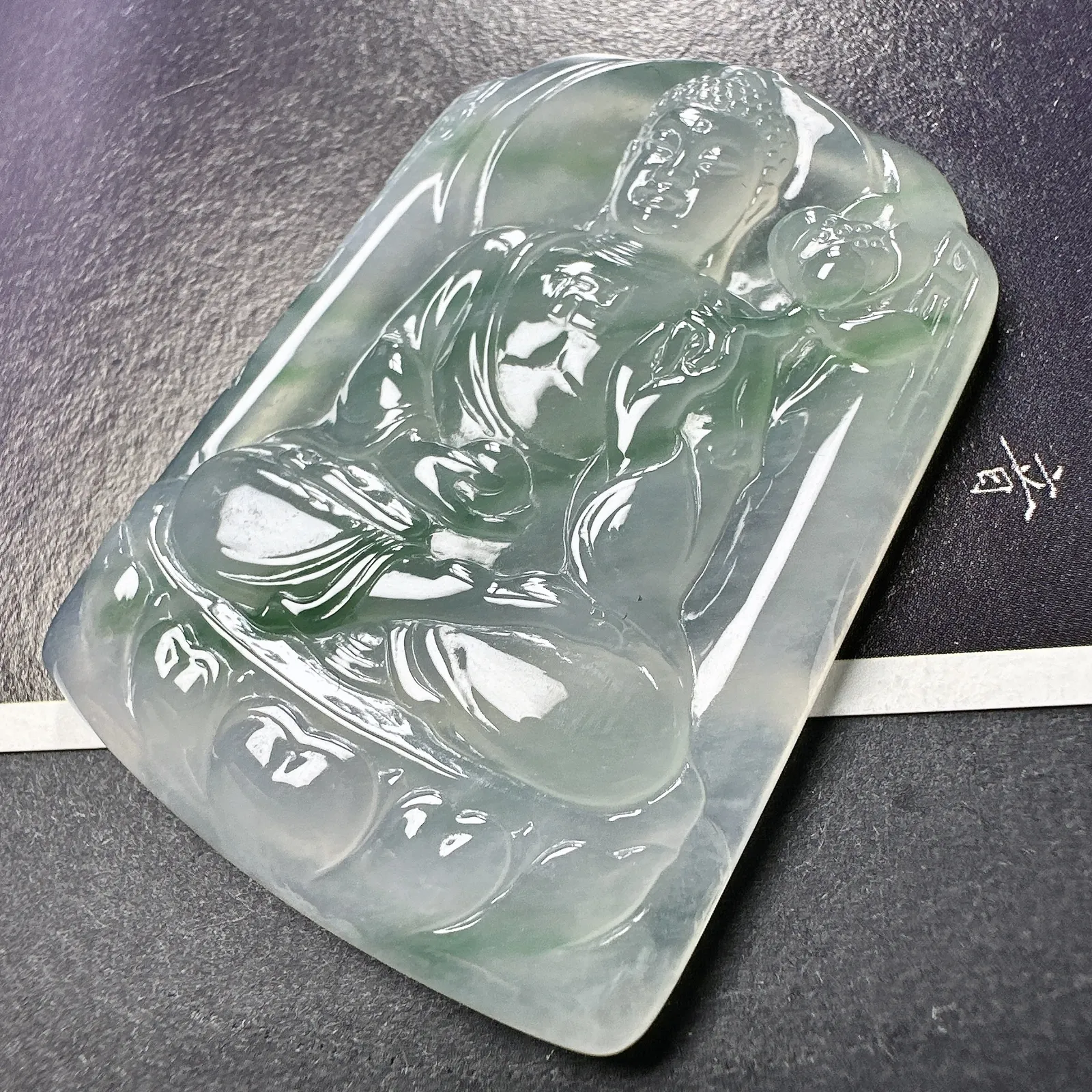 【冰种飘花大日如来佛牌】质地细腻，通透度上佳，冰感十足。