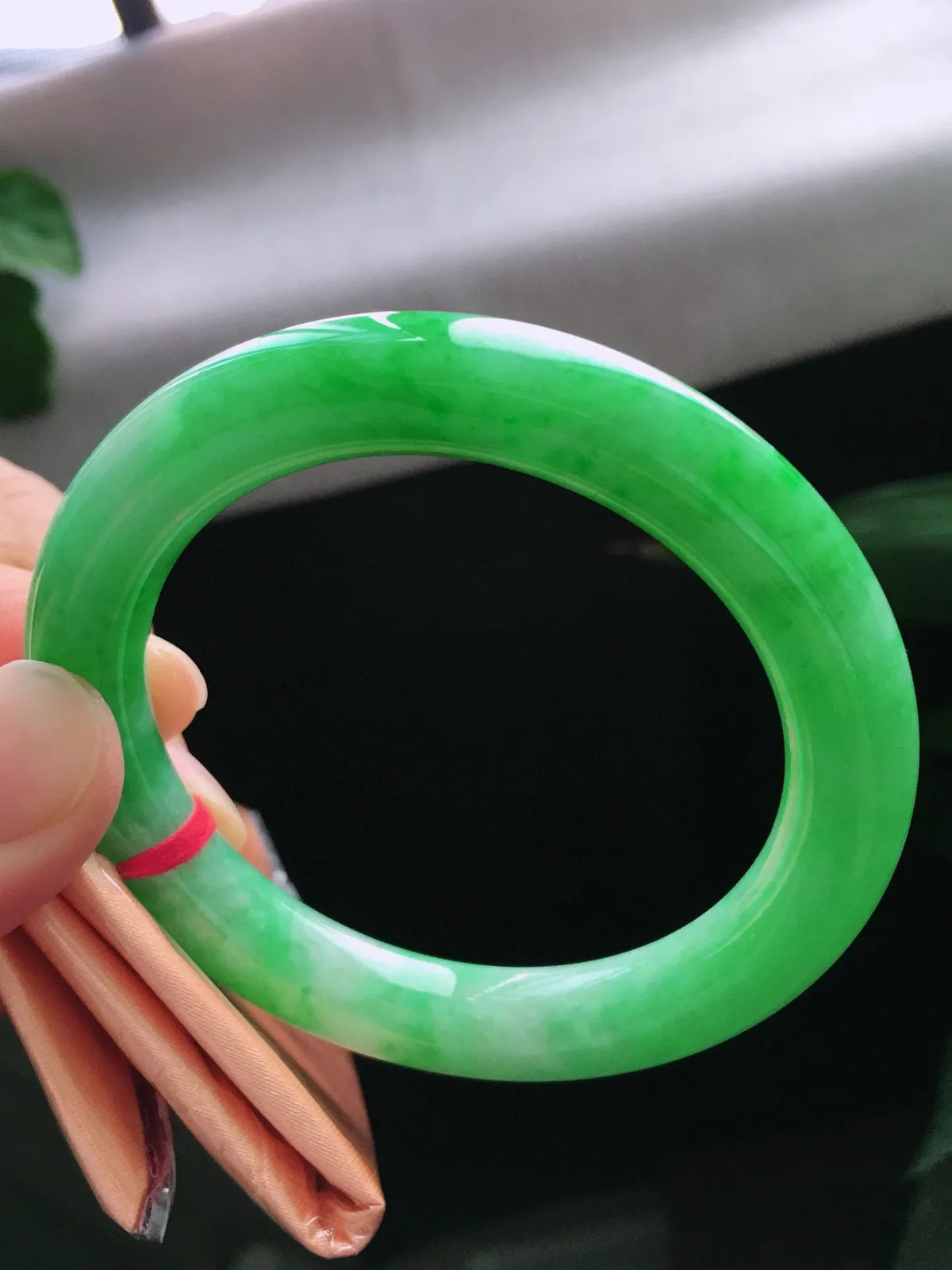 圈口55.5，圆条手镯，满绿，玉质冰润，尺寸55.5-10.9-10.3mm