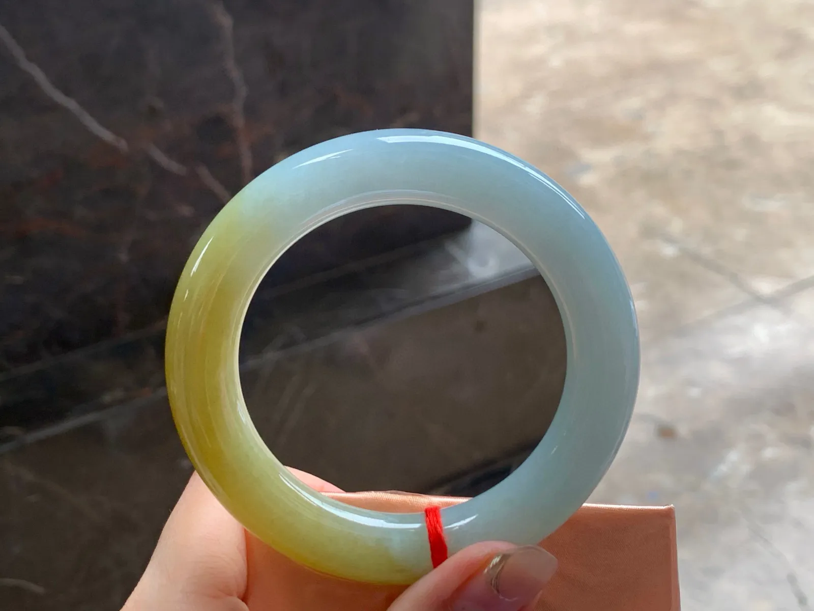 种黄翡福镯
玉质细腻 54.6/11.7mm