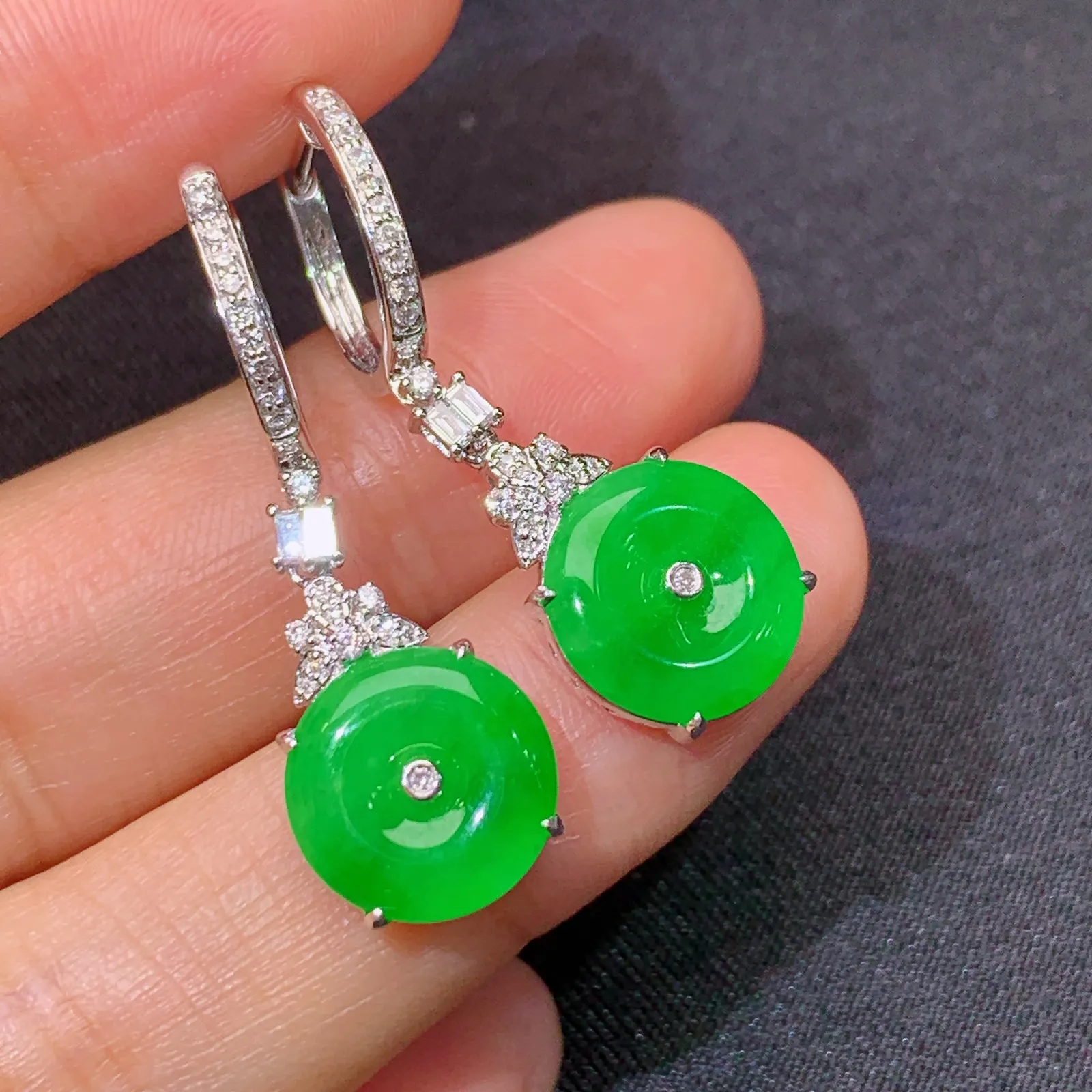 阳绿平安扣耳坠，18k金镶嵌，简约时尚，冰润色阳，种水足 尺寸10.7*2
