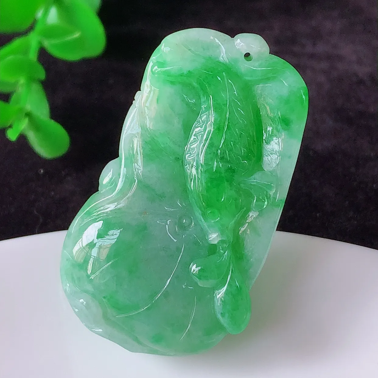 自然光实拍，冰糯种飘阳绿翡翠荷叶鱼、和和美美玉坠，财源广进，自然隐逸、荷本是素不着尘之物，有和美之寓