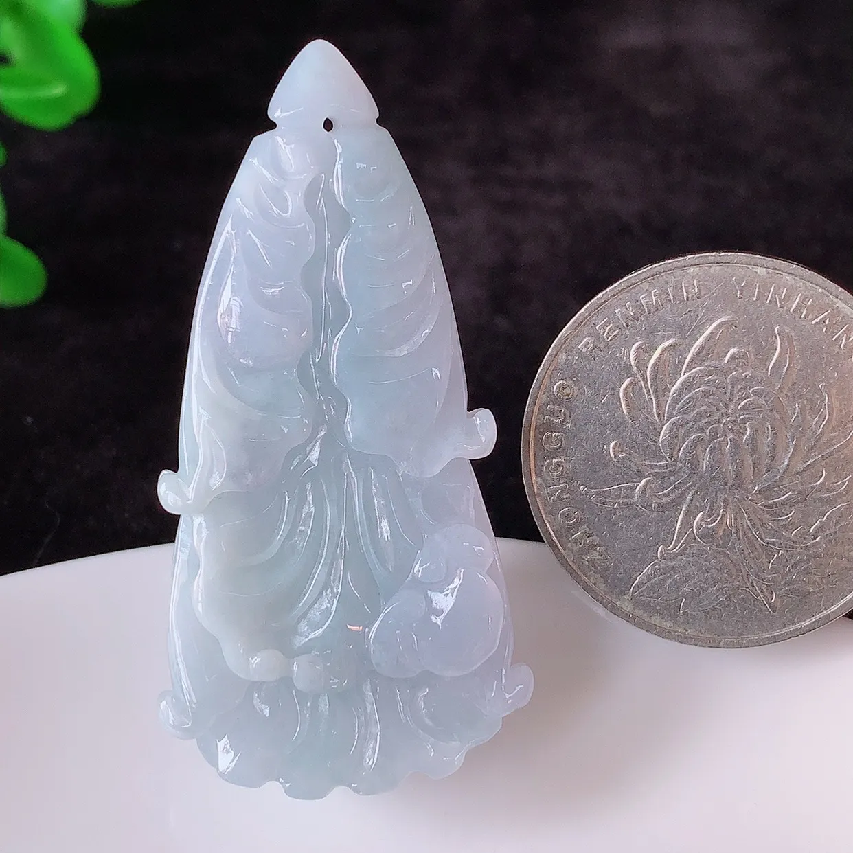 自然光实拍，冰润冰糯种紫罗兰翡翠招百财白菜吊坠，百财聚来，财源滚滚，色泽鲜艳，精工水润的白菜，性价比高！#41.24