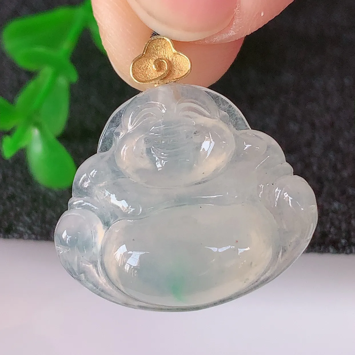 自然光实拍，18K金镶嵌冰种飘绿翡翠佛公吊坠，冰透饱满， 佛公亦保平安，寓意有福（佛公）相伴，品相佳