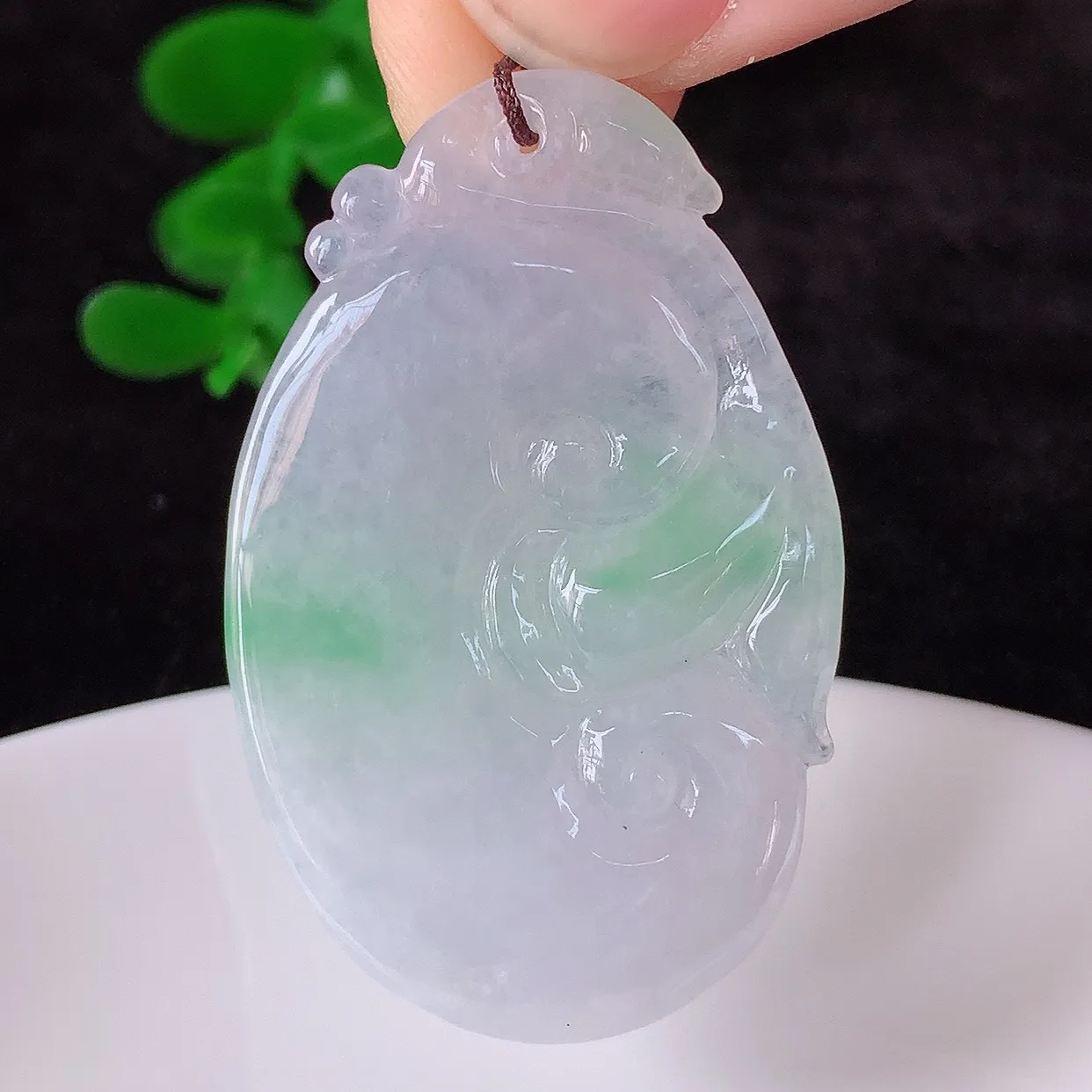 自然光实拍，冰飘绿翡翠如意吊坠，翡翠如意，上身效果非常美，饱满大气，工艺美，万事如意，如意一生 #4