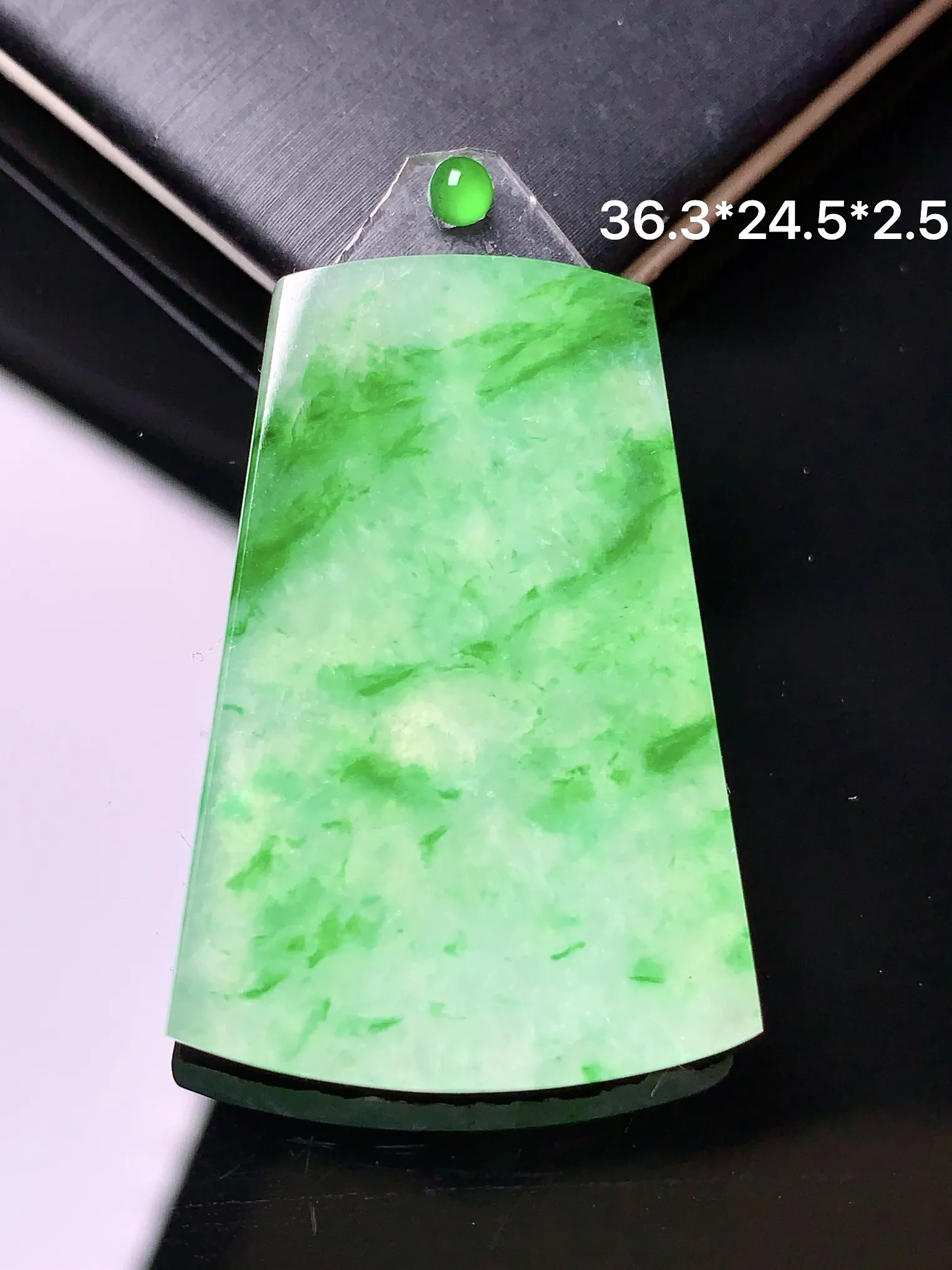 镶嵌款 飘绿无事牌吊坠 玉质细腻 水润亮眼  整体尺寸36.3*24.5*2.5