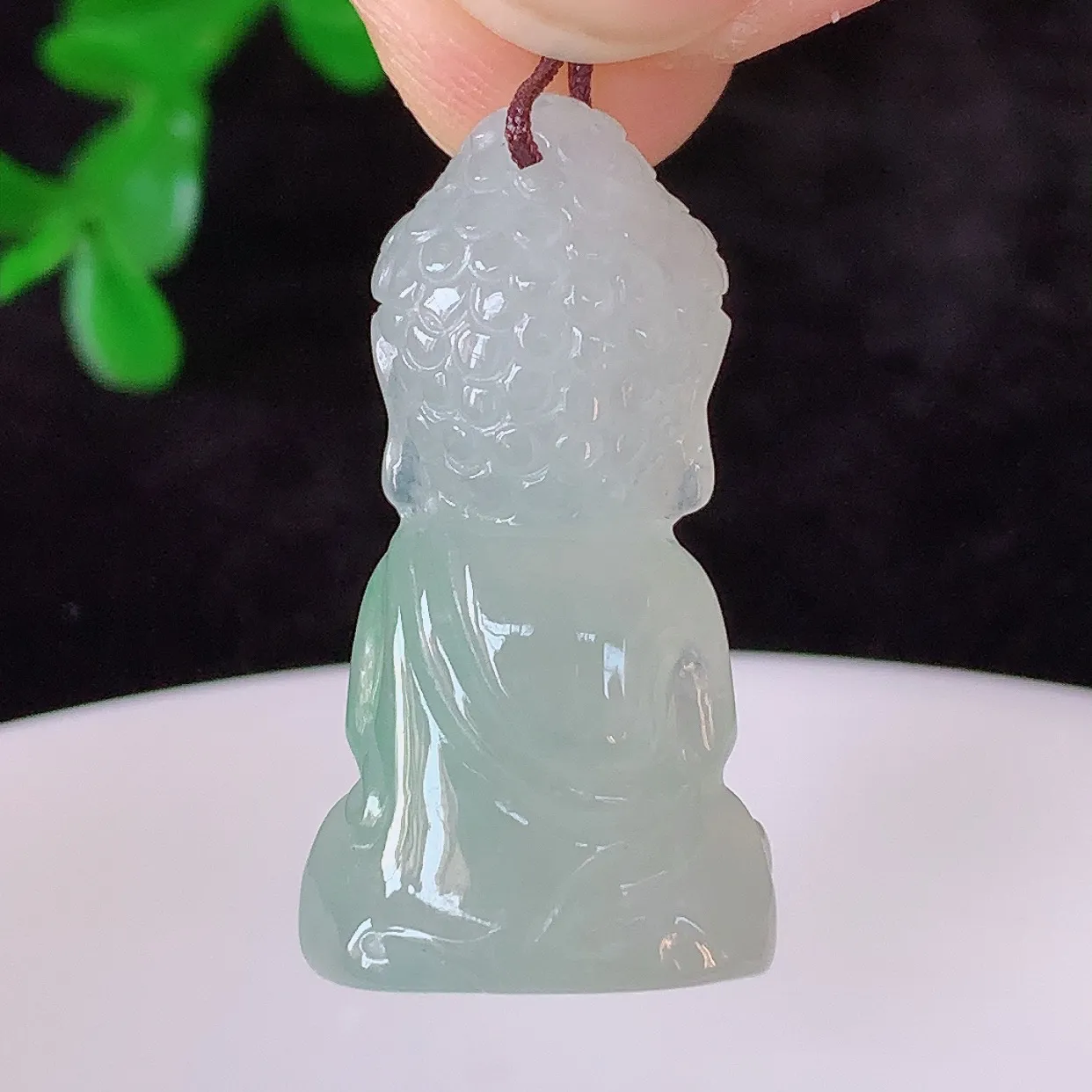 自然光实拍，冰润冰飘绿翡翠宝宝佛吊坠，种老水足，翠色灵动，寓意美好，佩戴时尚出众！#57.24