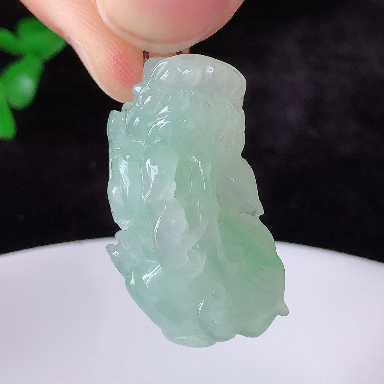 自然光实拍，冰润冰糯种飘绿翡翠招财貔貅吊坠，民间有“一摸貔貅运程旺盛，再摸貔貅财运滚滚，三摸貔貅平步青云 ”的美好祝愿。#57.24