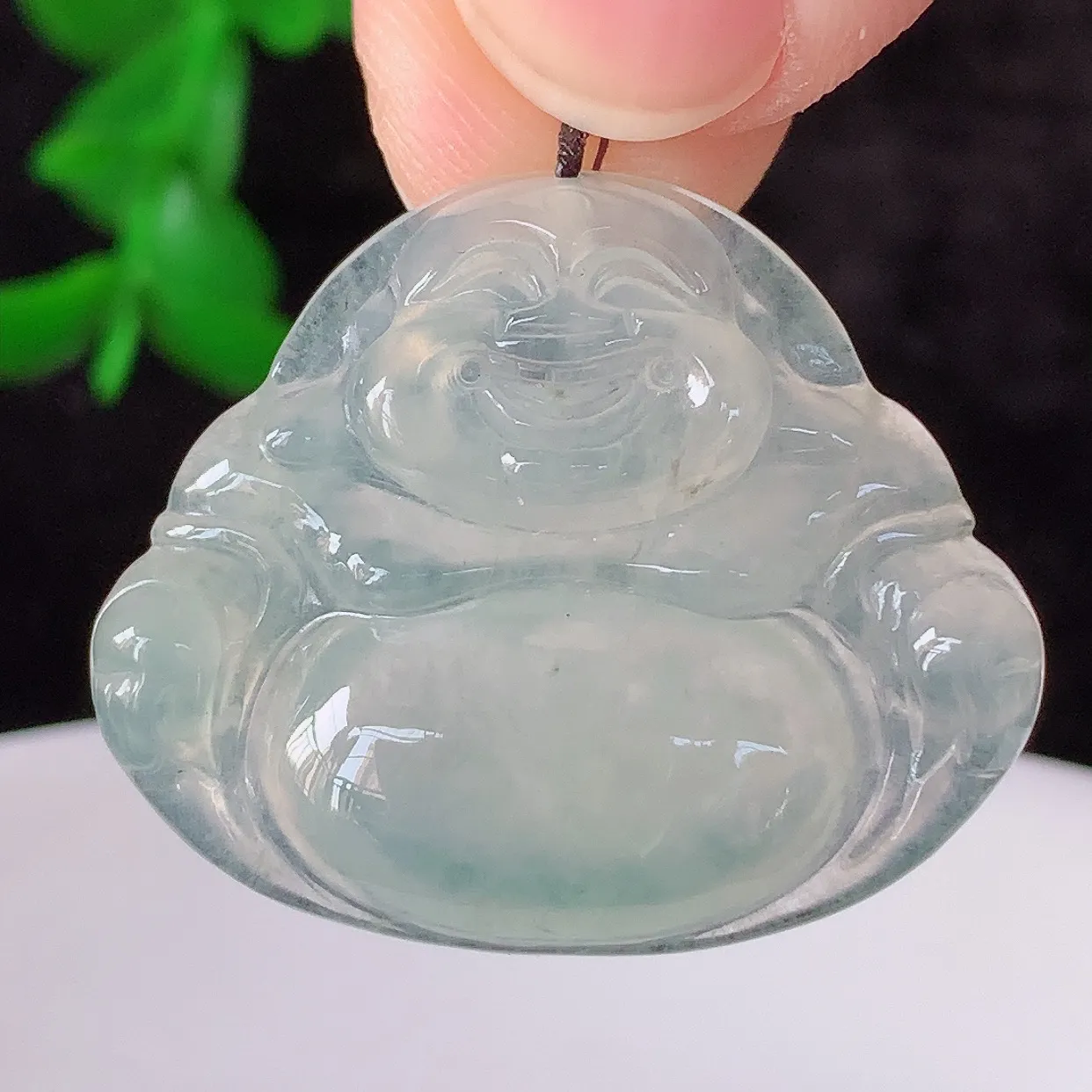 自然光实拍，冰润冰种翡翠佛公吊坠，饱满， 佛公亦保平安，寓意有福（佛公）相伴，配戴优雅迷人！#46.24