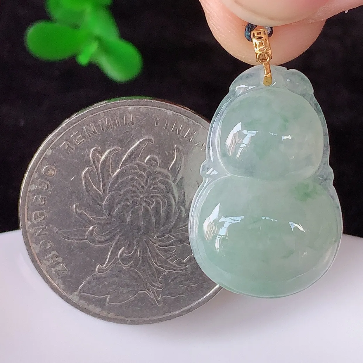 自然光实拍，18K金镶嵌冰种飘绿翡翠葫芦吊坠，翡翠葫芦，寓意福禄双全，财源滚滚，佩戴效果优雅迷人！#49.24