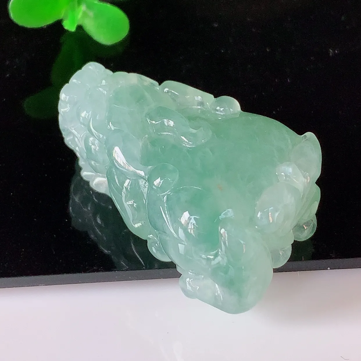自然光实拍，冰润冰飘绿翡翠招财貔貅吊坠，民间有“一摸貔貅运程旺盛，再摸貔貅财运滚滚，三摸貔貅平步青云 ”的美好祝愿。#46.24