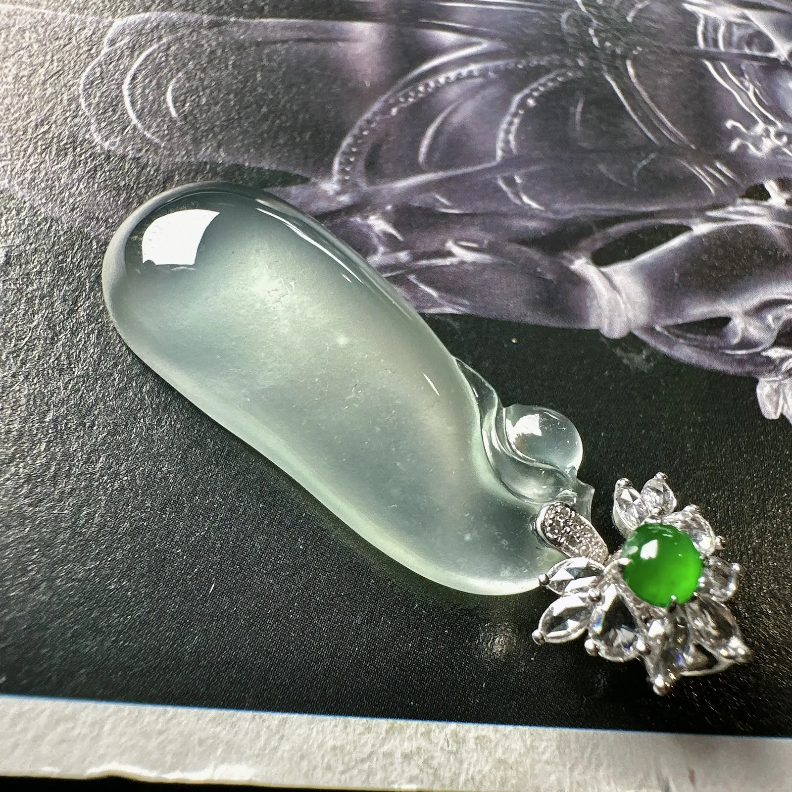 【玻璃种福瓜吊坠】种水上乘，晶莹剔透，纯净通透，莹光感很强。18k金钻镶嵌，裸石尺寸30.3*12.4*6.2毫米