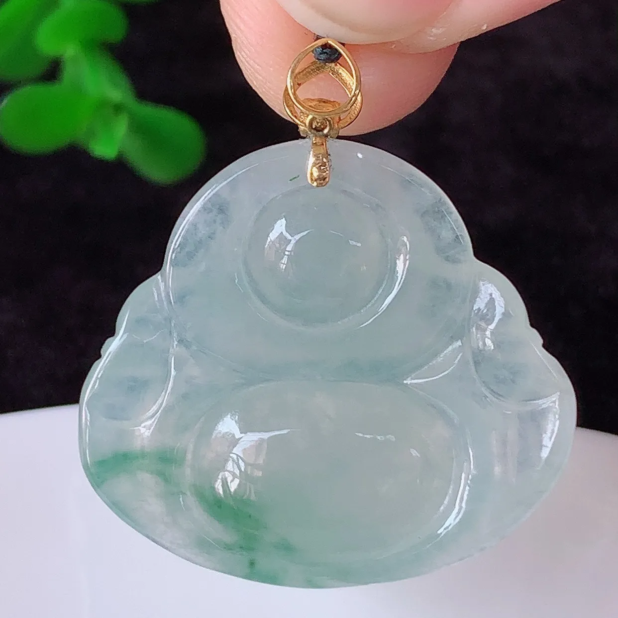 自然光实拍，18K金镶嵌冰种飘花翡翠佛公吊坠，冰透饱满， 佛公亦保平安，寓意有福（佛公）相伴，品相佳，配戴优雅迷人！#00.24