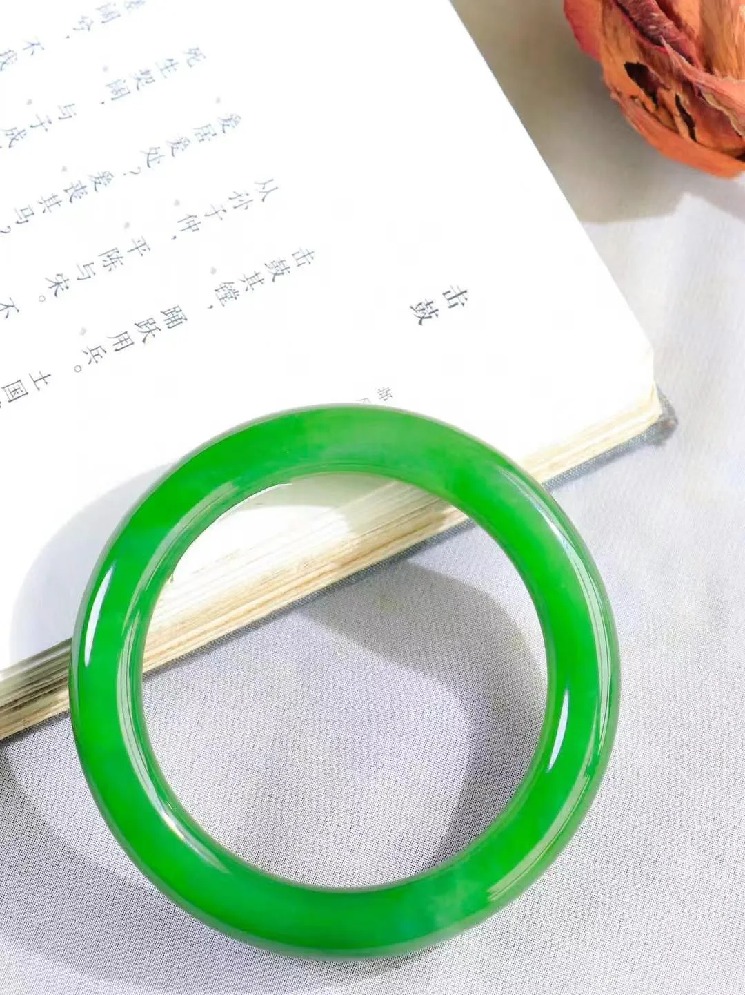【温润如心.镯】

精品和田玉碧玉圆条手镯，精选上等碧玉料，色泽清透，质地细腻。佩戴它，感受千年玉文化的温润与优雅，愿它为您带来平安与幸福。重52克  尺寸56-10.2-9.8mm 89402954A