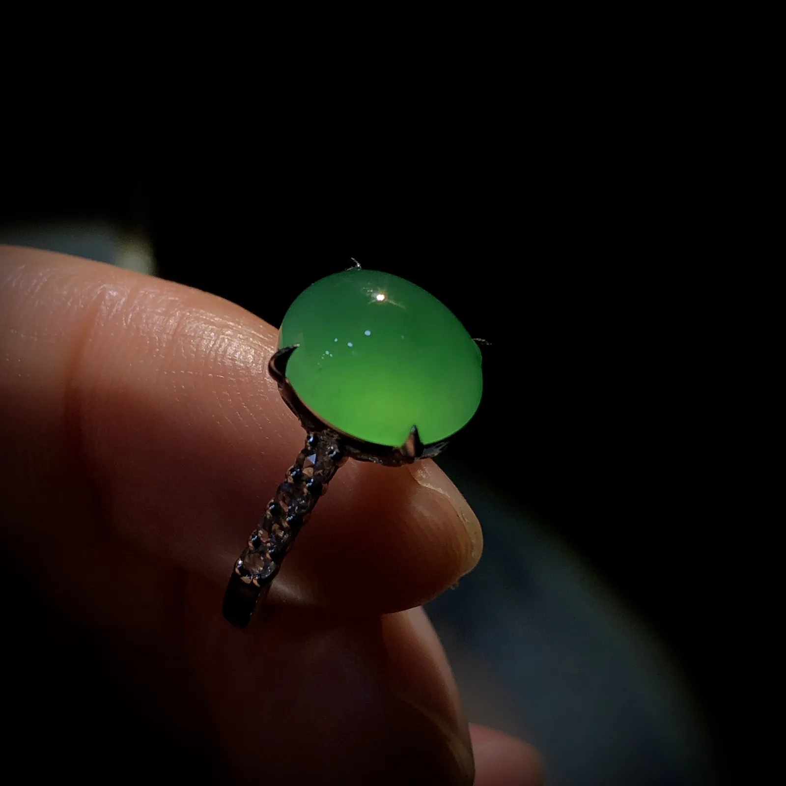 甜绿戒指，裸石10.8-9.5-5.5mm，
14#，18K金，南非钻，